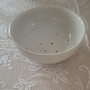 Williams Sonoma Elegant White Ceramic Berry Server 10" Wide at top.
